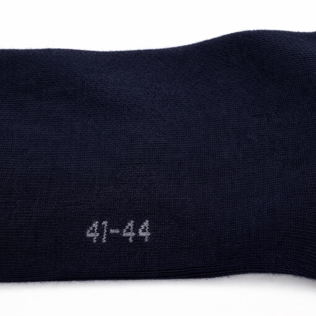 Feet Treats Bambusstrømper i Navy - close-up på detalje med broderet størrelse under foden