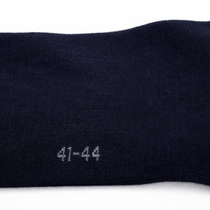 Feet Treats Bambusstrømper i Navy - close-up på detalje med broderet størrelse under foden