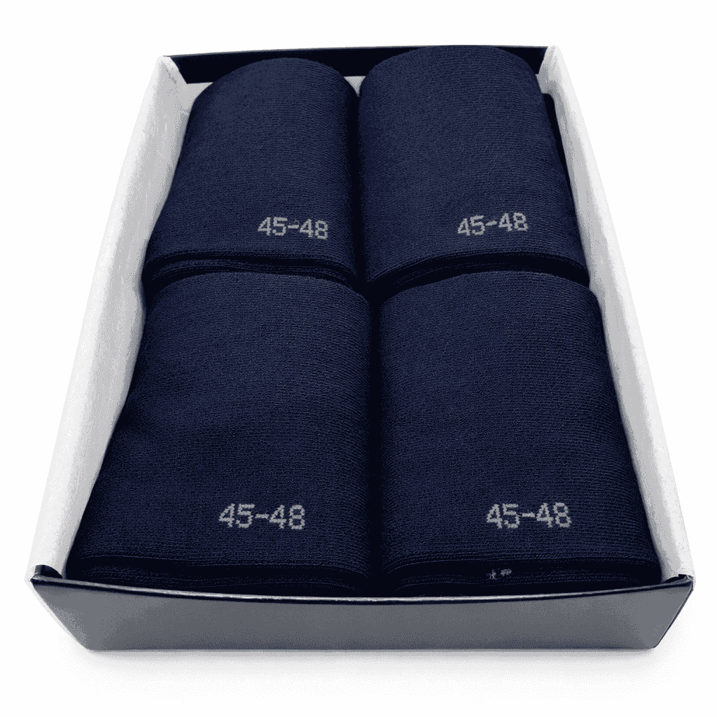 Feet Treats Bambusstrømper i Navy farve. 4 stk foldet sammen i æske med silkepapir.