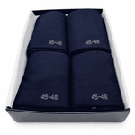 Feet Treats Bambusstrømper i Navy farve. 4 stk foldet sammen i æske med silkepapir.