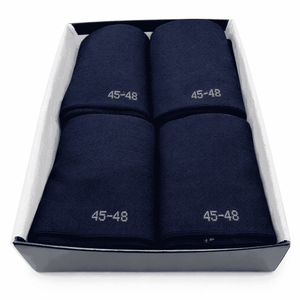 Feet Treats Bambusstrømper i Navy farve. 4 stk foldet sammen i æske med silkepapir.
