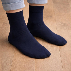 Feet Treats bambusstrømper i Navy - billede af strømperne siddende på stående person