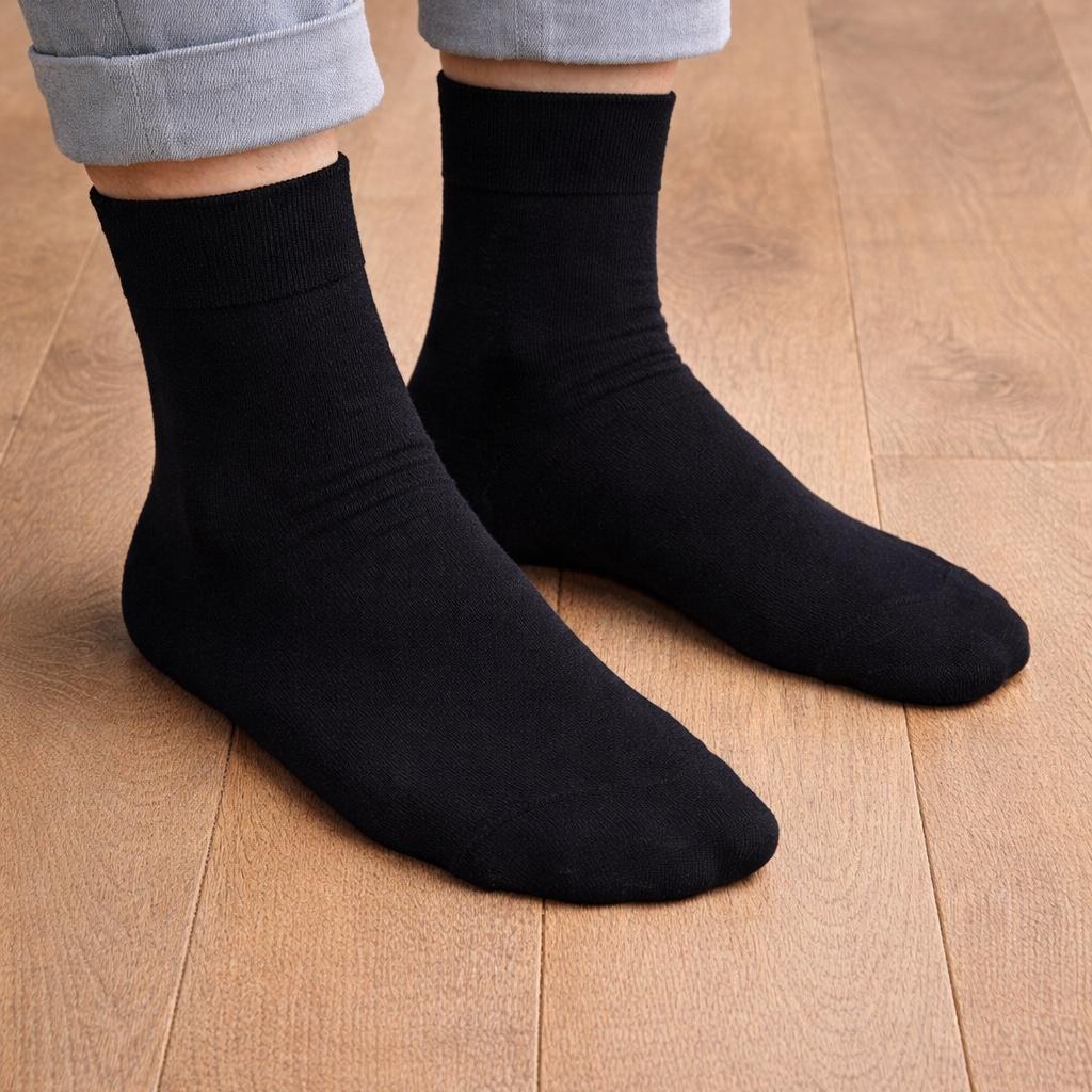 Feet Treats bambusstrømper i Sort - billede af strømperne siddende på stående person
