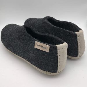 Filthjemmesko med RuskindSål Mørkegrå vist bagfra med Læderlabel