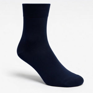 Feet Treats bambusstrømper i Navy - vist strømpe på svævende fod