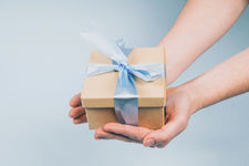 På www.FodProdukter.dk kan du få dit produkt pakket flot ind. Så skal du ikke tænke på andet end at tage gaven med hen til den heldige modtager.