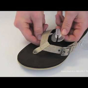 Klip-klap rytter - mod smerter fra sandalremme. Video der viser, hvordan man sætter dem på sine sko.